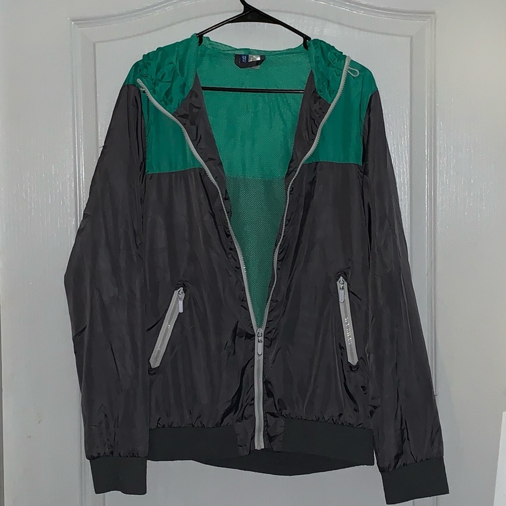 LIGHT WINDBREAKER